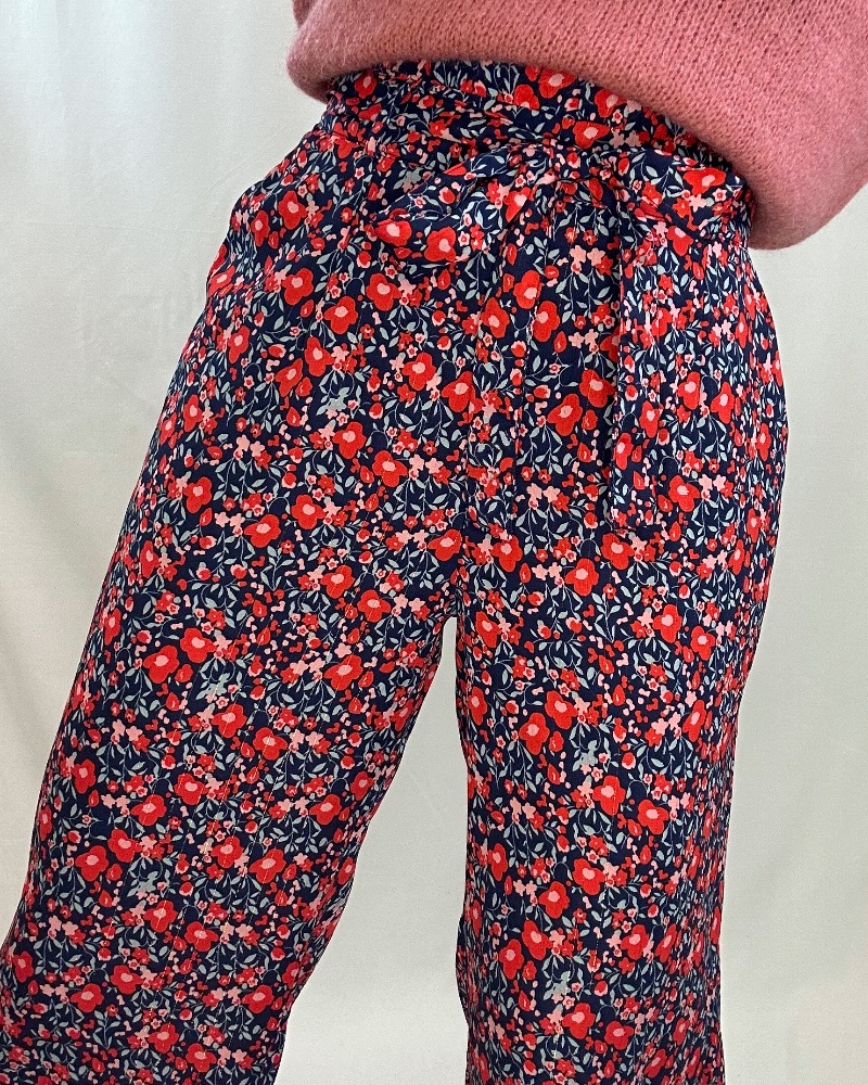 Pantalon Charles marine fleurs rouges et roses Les Simone